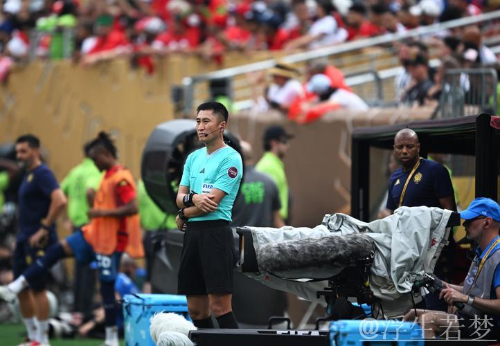 46岁马宁震撼瞬间：怒吼瓜迪奥拉，挥手示意回去，成为世俱杯焦点